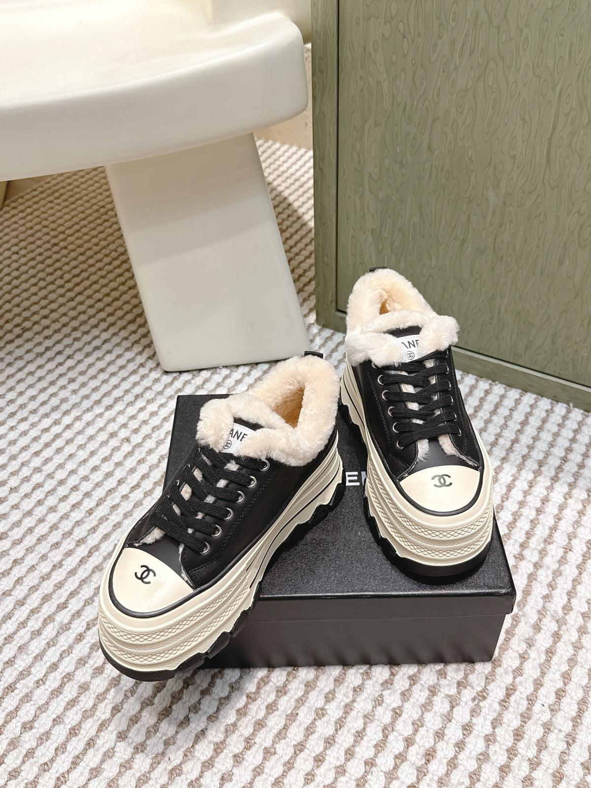 CHANEL 25S THICK-SOLE SNEAKERS 60MM IN BLACK AND BEIGE CALFSKIN WITH FUR LINING