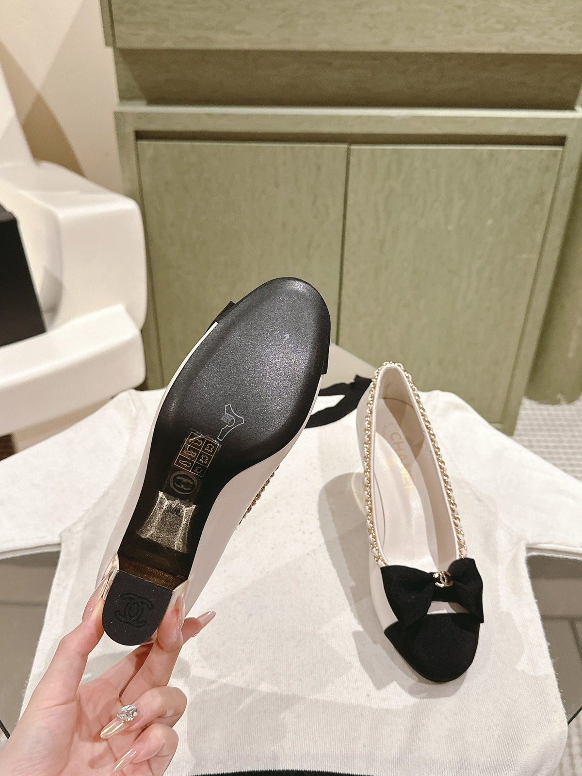 CHANEL HIGH HEELS WHITE CALFSKIN AND FABRIC