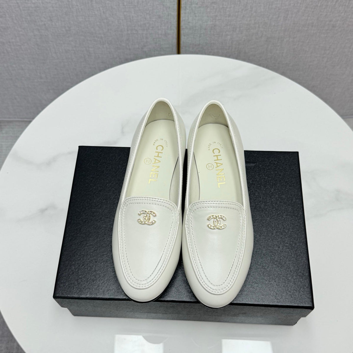 CHANEL LOAFERS 25S IN WHITE CALFSKIN GOLD HARDWARE WITH STONES