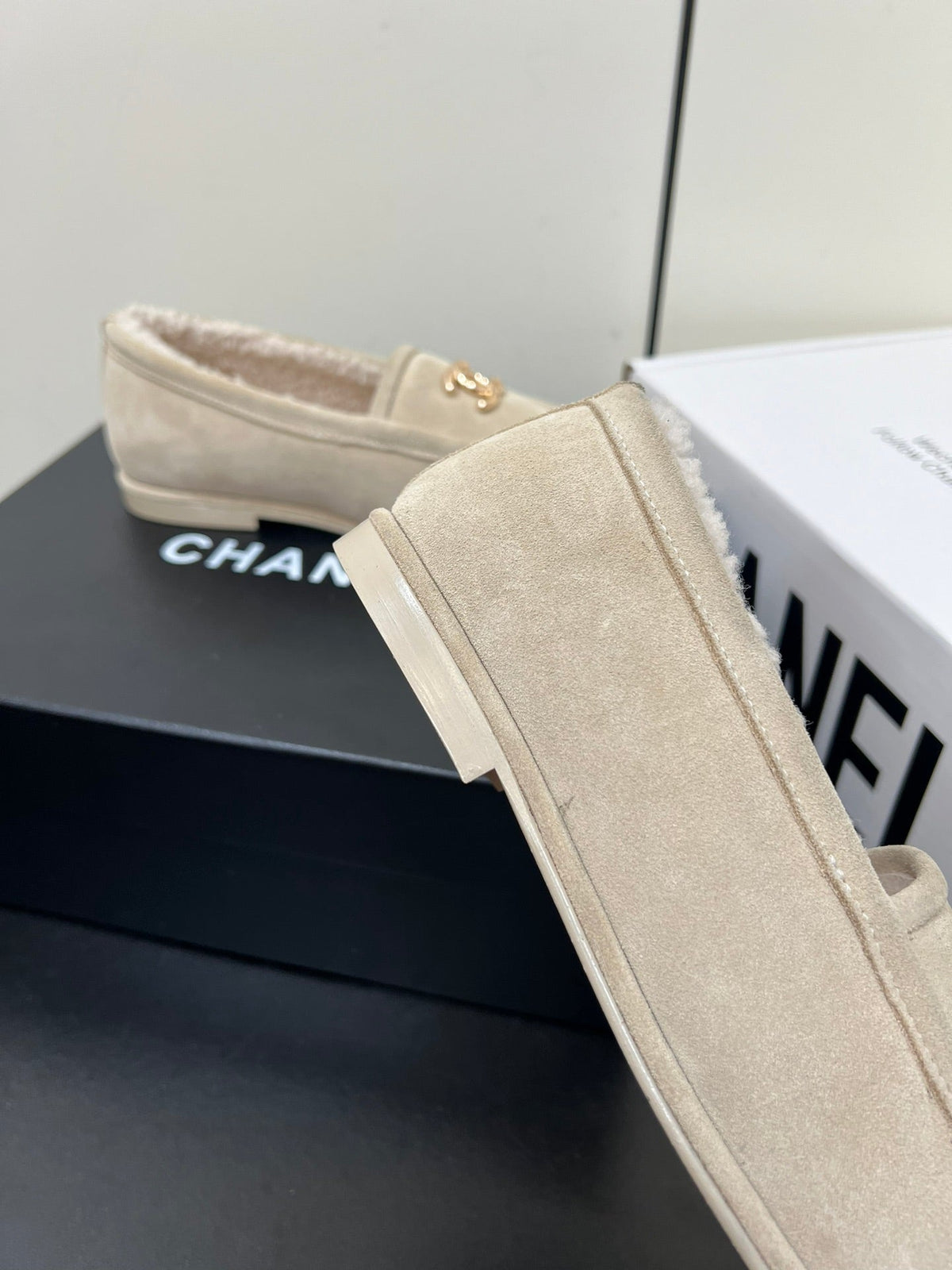 CHANEL LOAFER IN BEIGE SUEDE AND SOLF FLEECE LINING