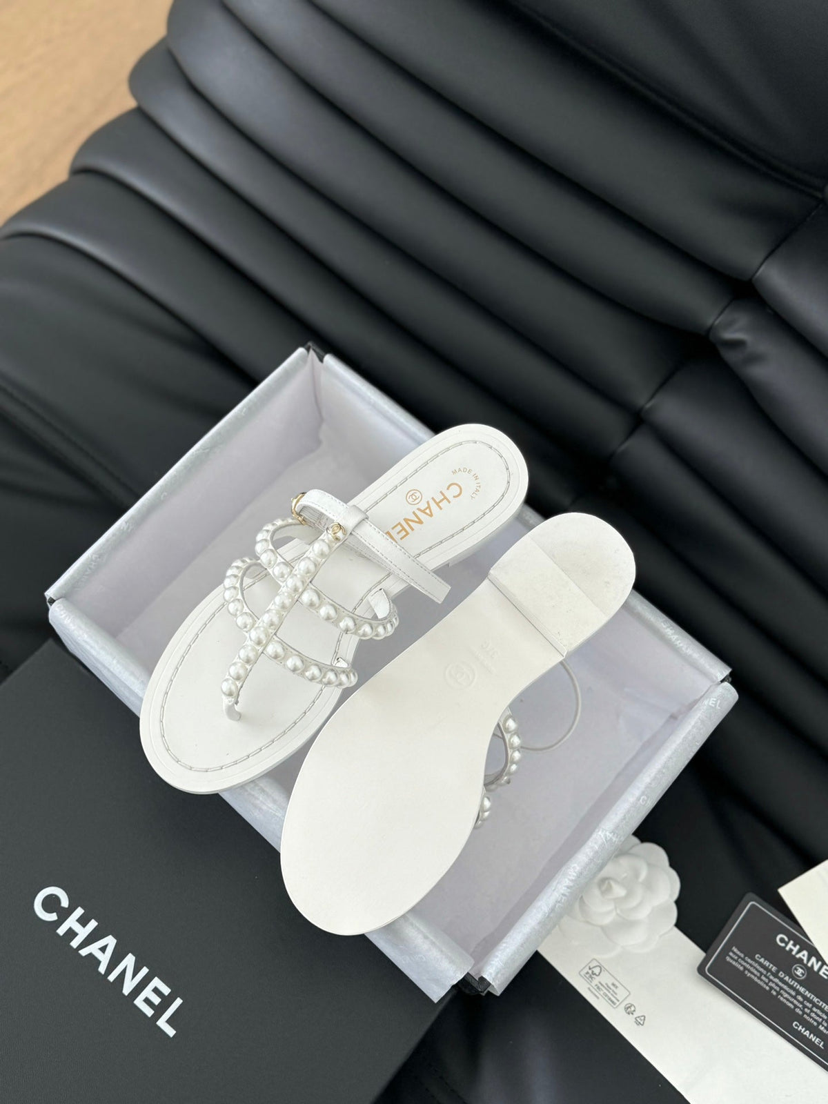 CHANEL MULE SLIPPERS WITH PEARL CHAIN IN WHITE LAMBSKIN